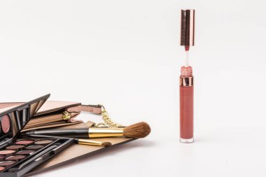 Beyaz arka planda kozmetik çantalı makyaj ürünleri. Güzellik konsepti: beyazın kozmetik üst görünümü. İş yeri, kozmetik çanta.