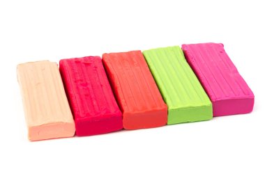 Beyaz arka planda izole edilmiş parlak renkli plastikler.