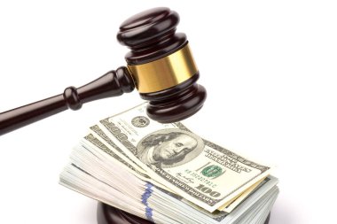 Beyaz arka planda banknotları olan tahta tokmak. Jude tokmak kahverengi ahşap masada. Hukuk, adalet ve açık artırma.