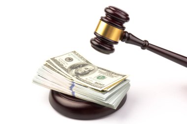 Beyaz arka planda banknotları olan tahta tokmak. Jude tokmak kahverengi ahşap masada. Hukuk, adalet ve açık artırma.