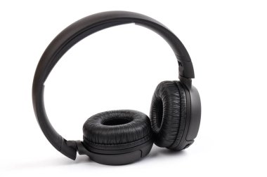 Beyaz arka planda izole edilmiş kablosuz siyah kulaklık (tam boyut).