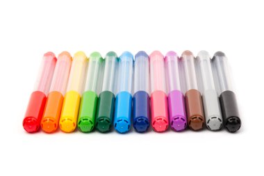 Beyaz arka planda izole edilmiş renkli kalemler. Çocuklar canlı boya aletleri, çeşitli renk paletleri. Ofis ışıklandırıcıları tasarım elemanları