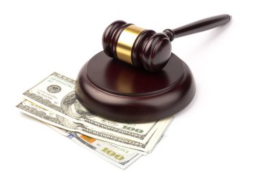 Beyaz arka planda banknotları olan tahta tokmak. Jude tokmak kahverengi ahşap masada. Hukuk, adalet ve açık artırma.