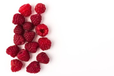 Beyaz arka planda olgun sulu ahududular. Yakın çekim, ıssız, dut.