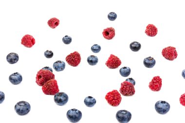 Beyaz arka planda yaban mersini ve ahududu karışımı. en üstteki görünüm