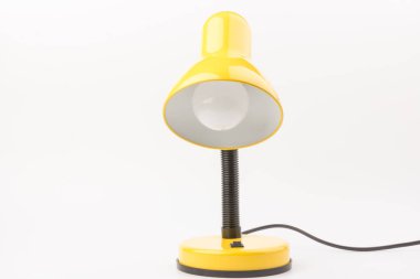 Sarı masa lambası beyaz arka planda izole edilmiş. Gündüz ve gece konsepti
