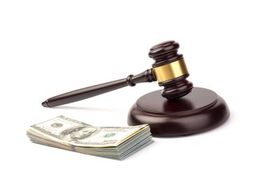 Beyaz arka planda banknotları olan tahta tokmak. Jude tokmak kahverengi ahşap masada. Hukuk, adalet ve açık artırma.