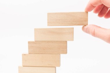 Beyaz arka planda tahta blokları olan merdivenler. Kariyer tanıtımı konsepti