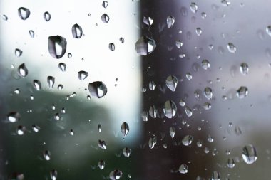 Bardağa konan yağmur damlacıkları