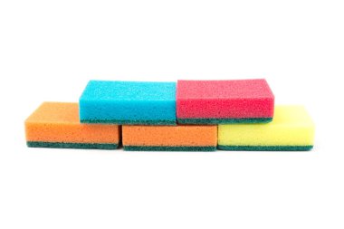 Temizlik için çok renkli süngerler, beyaz arka planda izole edilmiş. Bulaşık için süngerler