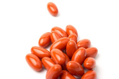 Beyaz arka planda Koenzim Q10. Yaşlanmayı önlemek için. İlaçlar ve ilaçlar.