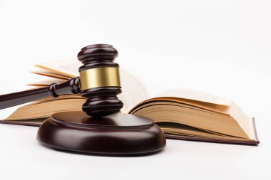 Kahverengi ahşap hakimler gri arkaplanı yakından incelerler. Tahta masa, kitaplar. Mesaj için yer var. Hukuk ve Adalet teması