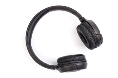 Beyaz arka planda izole edilmiş kablosuz siyah kulaklık (tam boyut).