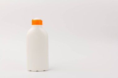 Beyaz arka planda güneş kremi şişesi. Sağlık kavramları ve cilt bakımı