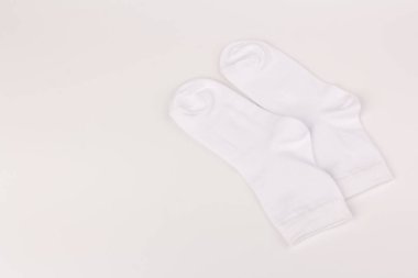 Beyaz arka planda izole edilmiş beyaz çocuk pamuklu çorapları