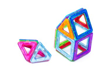 Motor becerilerin, düşüncenin ve hayal gücünün gelişimi için manyetik tasarımcı. Çocukların manyetik tasarımcısının çok renkli parçalarından inşa edilen yapı