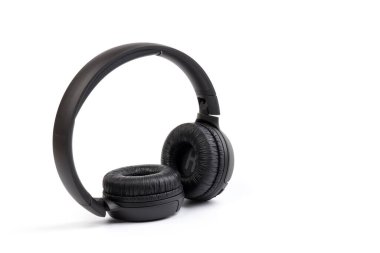 Beyaz arka planda izole edilmiş kablosuz siyah kulaklık (tam boyut).