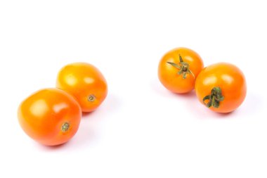 Sarı, parlak, sulu, beyaz arka planda izole edilmiş taze domatesler. Kapat.
