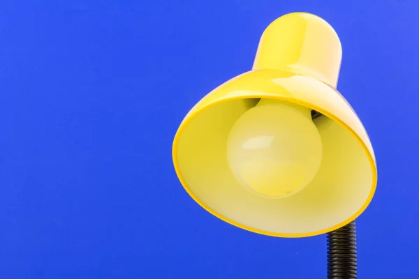 Żółta Lampa Biurkowa Niebieskim Tle Koncepcja Dnia Nocy — Zdjęcie stockowe