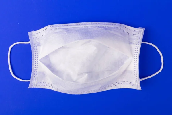 Wit Medisch Masker Geïsoleerd Blauwe Achtergrond Gezichtsmasker Bescherming Tegen Vervuiling — Stockfoto