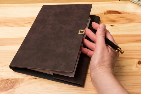 Bovenaanzicht Modelsjabloon Met Pen Hand Notitieboekje Houten Achtergrond — Stockfoto