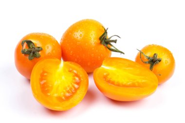 Sarı, parlak, sulu, beyaz arka planda izole edilmiş taze domatesler. Kapat.