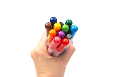 Beyaz arka planda izole edilmiş renkli kalemler. Çocuklar canlı boya aletleri, çeşitli renk paletleri. Ofis ışıklandırıcıları tasarım elemanları