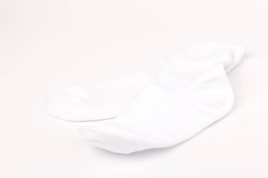 Beyaz arka planda izole edilmiş beyaz çocuk pamuklu çorapları