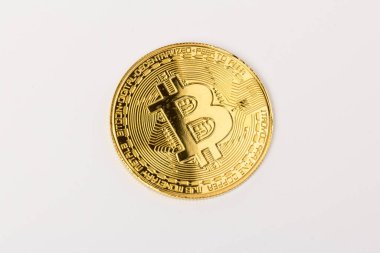 Beyaz arka planda yakın plan altın bitcoin. İş, para, kripto para birimi kavramı.