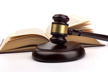 Kahverengi ahşap hakimler beyaz arkaplanı yakından incelerler. Tahta masa, kitaplar. Mesaj için yer var. Hukuk ve Adalet teması