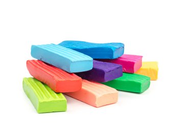 Beyaz arka planda izole edilmiş parlak renkli plastikler.