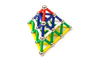 Manyetik toplar ve çubuklardan yapılmış çok renkli üç boyutlu piramit şekli