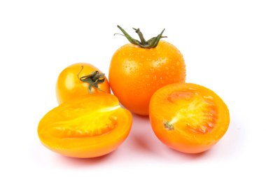 Sarı, parlak, sulu, beyaz arka planda izole edilmiş taze domatesler. Kapat.