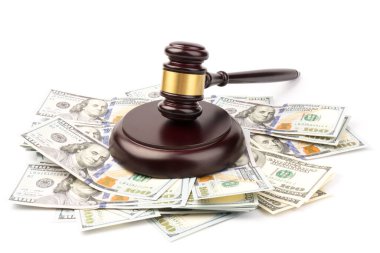 Beyaz arka planda banknotları olan tahta tokmak. Jude tokmak kahverengi ahşap masada. Hukuk, adalet ve açık artırma.