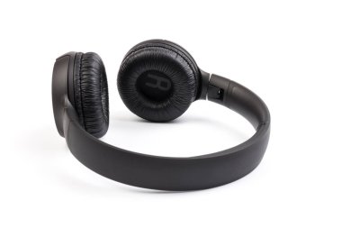 Beyaz arka planda izole edilmiş kablosuz siyah kulaklık (tam boyut).