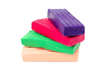 Beyaz arka planda izole edilmiş parlak renkli plastikler.