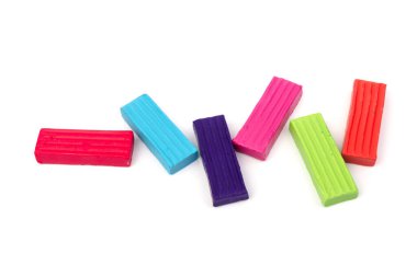 Beyaz arka planda izole edilmiş parlak renkli plastikler.