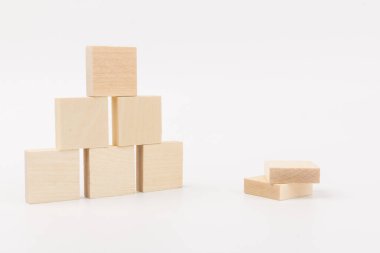 Beyaz zemin üzerinde izole edilmiş piramit şekilli tahta blok oyuncağı