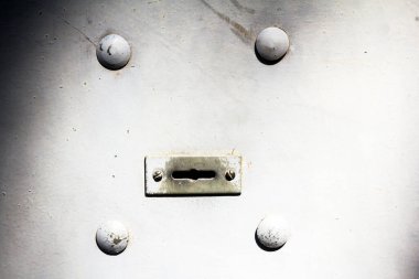 Tüm anahtar delikleri olan kapı. Eski kapı tokmağı