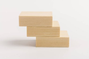 İş dünyasındaki büyüme kavramı, beyaz arka planda tahta yığını