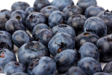 Beyaz arka planda izole edilmiş taze meyveler. Yakın plan.