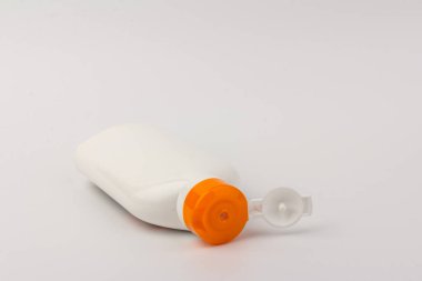 Beyaz arka planda güneş kremi şişesi. Sağlık kavramları ve cilt bakımı