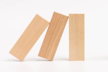 Sıranın çöküşü arasında ayakta duran ahşap blok, iş kavramı hayatta kalabilme ya da yıkımdan baskın konsept