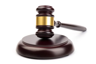 Tahta yargıç çekicinin beyaz arka planda duruşu. Hukuk, adalet ve açık artırma..