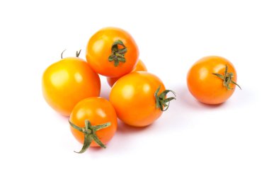 Sarı, parlak, sulu, beyaz arka planda izole edilmiş taze domatesler. Kapat.
