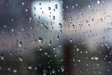 Bardağa konan yağmur damlacıkları