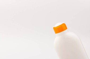 Beyaz arka planda güneş kremi şişesi. Sağlık kavramları ve cilt bakımı