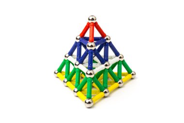 Manyetik toplar ve çubuklardan yapılmış çok renkli üç boyutlu piramit şekli