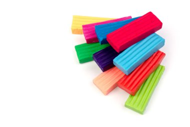 Beyaz arka planda izole edilmiş parlak renkli plastikler.