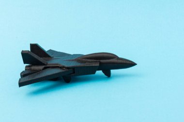 Model uçak, uçak, mavi arka planda 3D yazıcıda yaratılan uçak. seyahat ve ulaşım kavramı